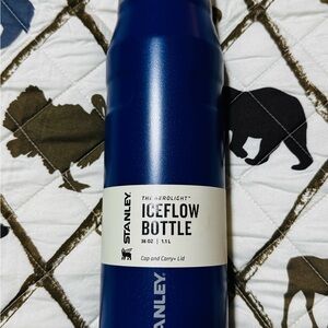Stanley IceFlow Bottle in Metallic Blue 36oz/1.1L